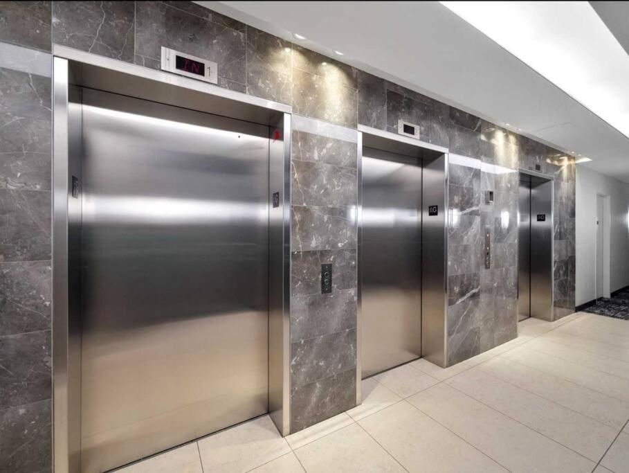 Cn Tower View With Free Parking, Pool, & More Amenities Toronto Dış mekan fotoğraf