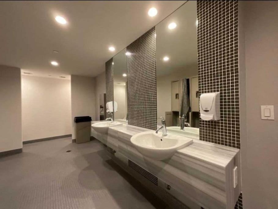 Cn Tower View With Free Parking, Pool, & More Amenities Toronto Dış mekan fotoğraf