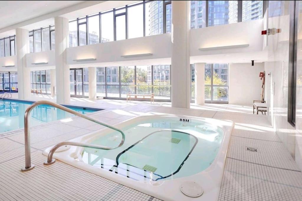 Cn Tower View With Free Parking, Pool, & More Amenities Toronto Dış mekan fotoğraf